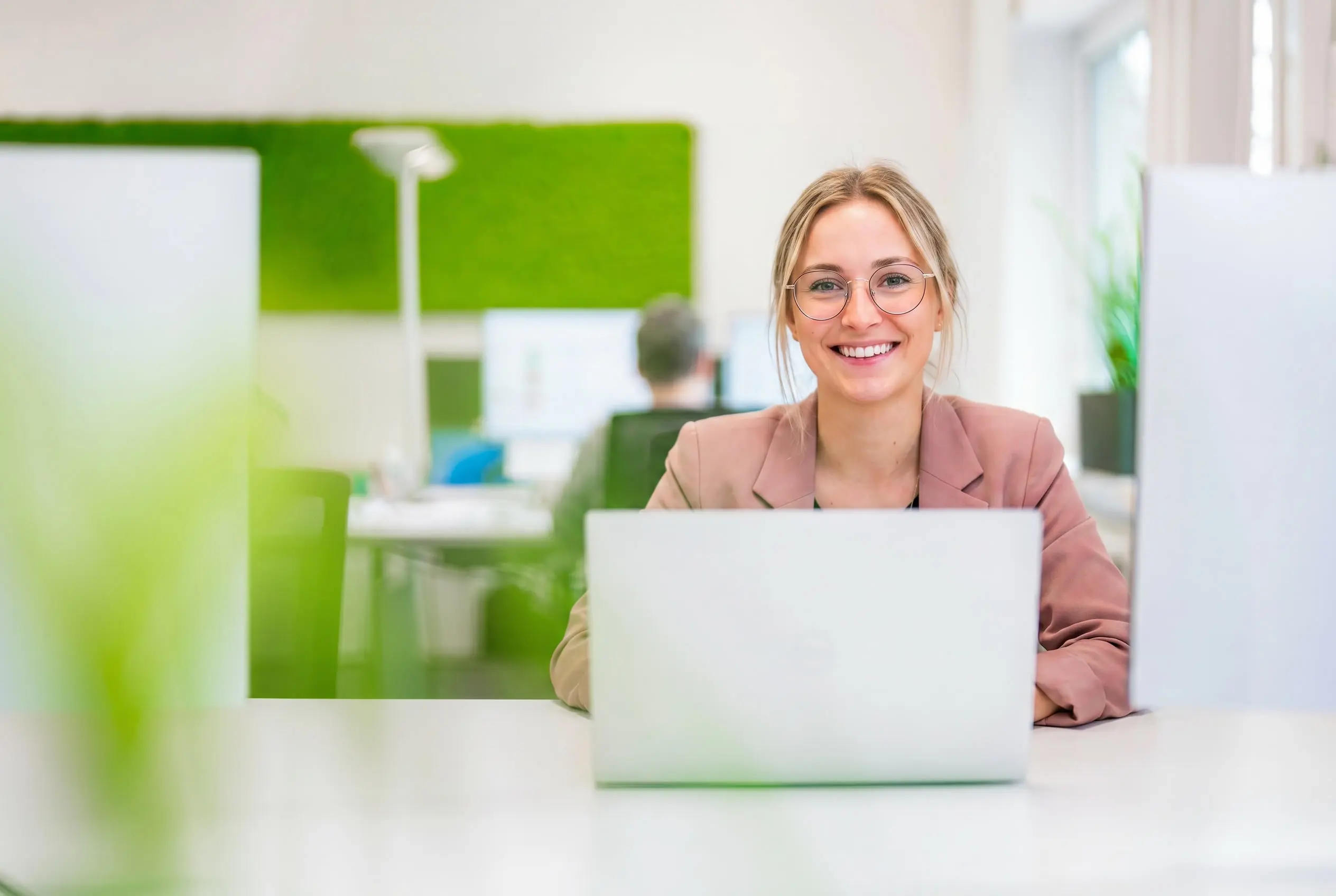 Mitarbeiterportrait modernes Büro – Patzsch Werbefotografie